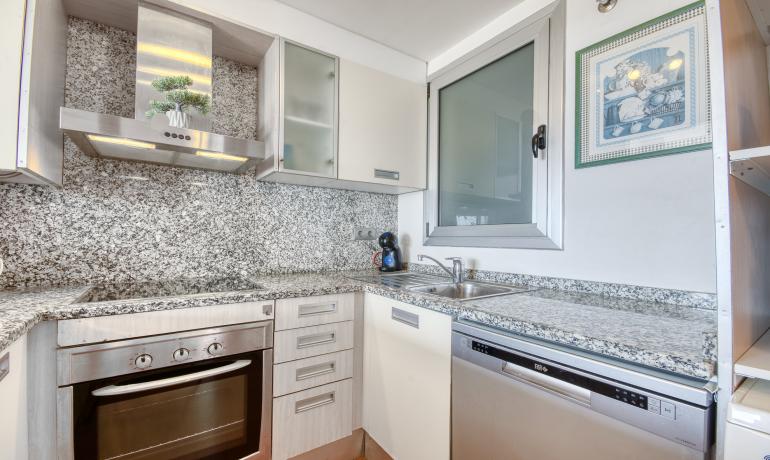 Charming apartment with sea views, just steps from the beach