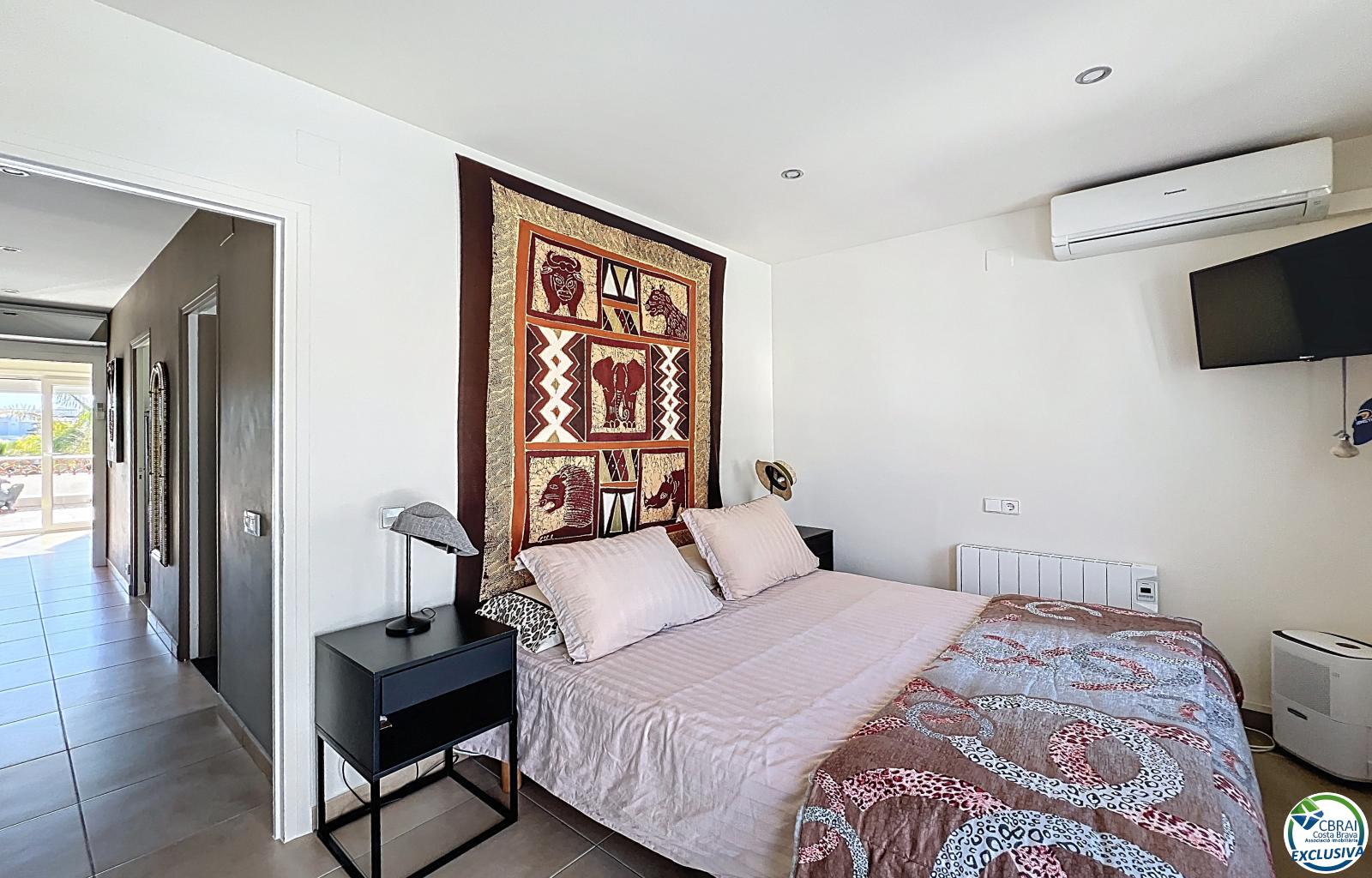 Renovated house in the south, featuring a pool and access to a wide canal in Empuriabrava. - Llobregat - Ref. CBR6415 - photo 35
