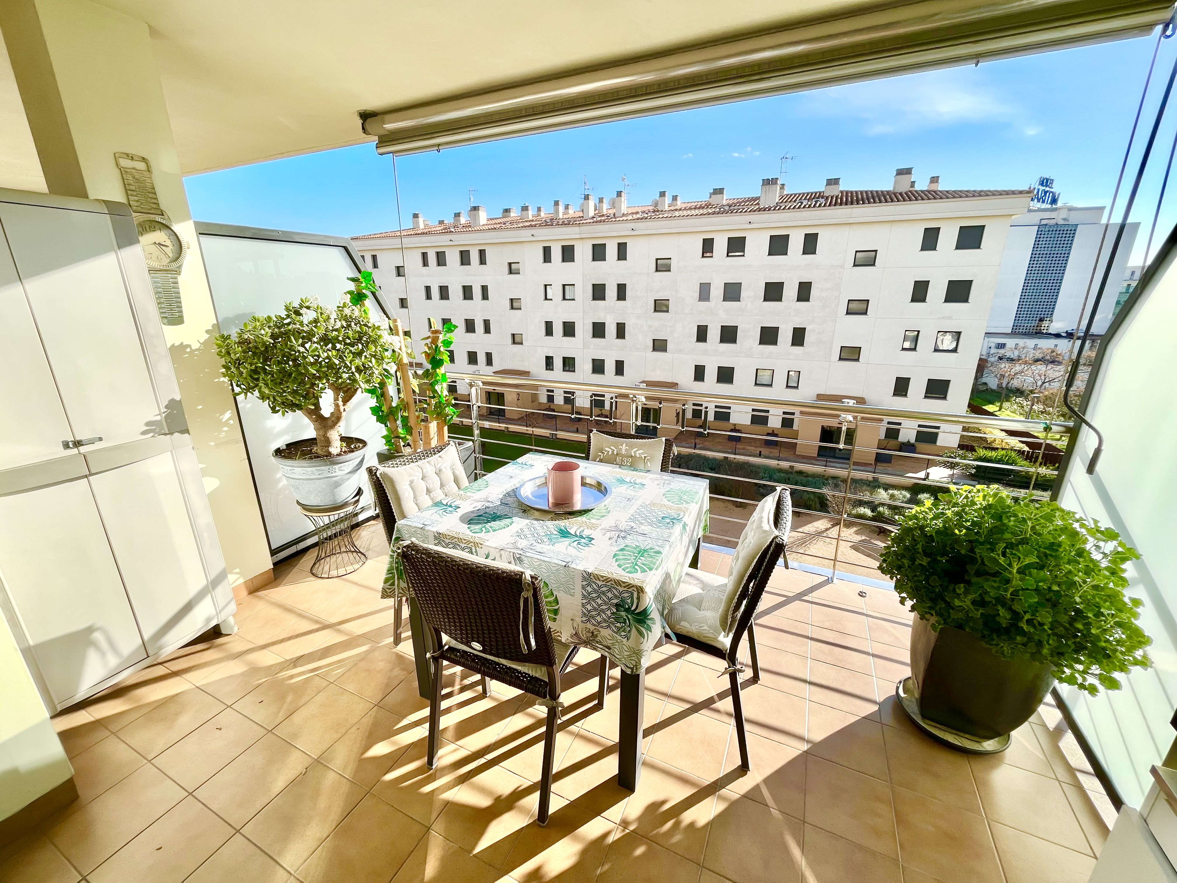 Bonic apartament amb àmplia terrassa, piscina i pàrquing subterràni a Salata