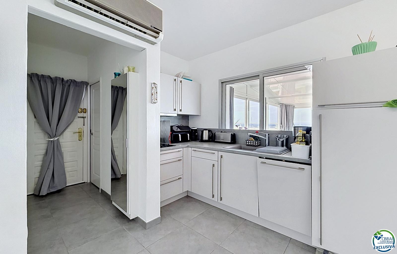 Large renovated studio with a 72 m² terrace, recent veranda, and panoramic views of the Bay of Roses in a residence with a pool and parking - El Cortijo - Ref. CBR6443 - photo 4