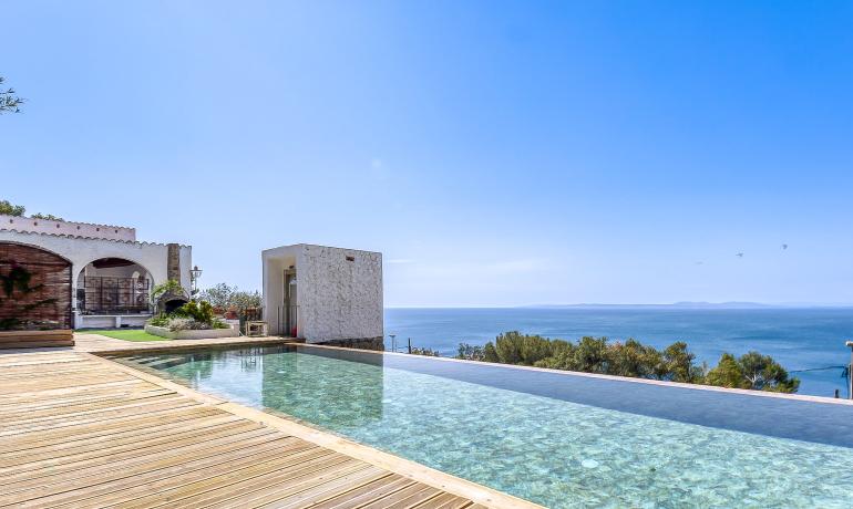 Impressive villa on the second line of the sea in Almadrava