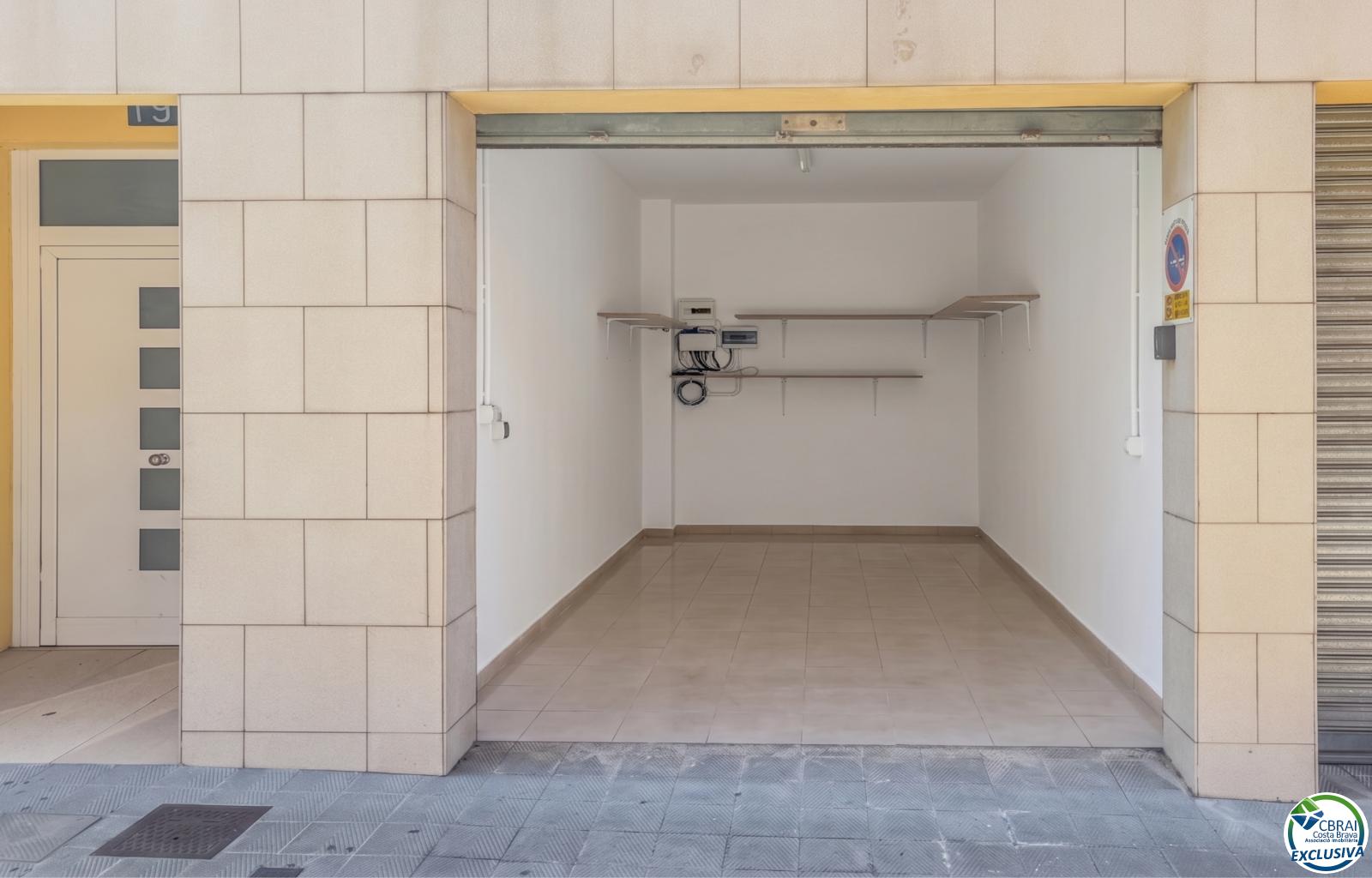 Enclosed garage in the heart of Roses - Centre - Ref. CBR6505 - photo 2