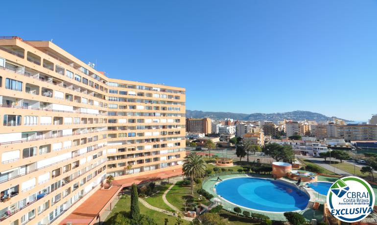 Renovated studio with community pools, garden and parking
