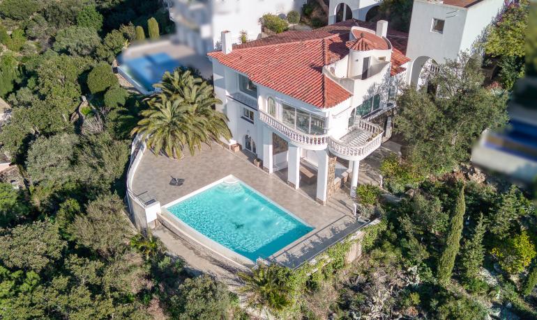 Beautiful house with infinity pool and spectacular views over the Bay of Roses