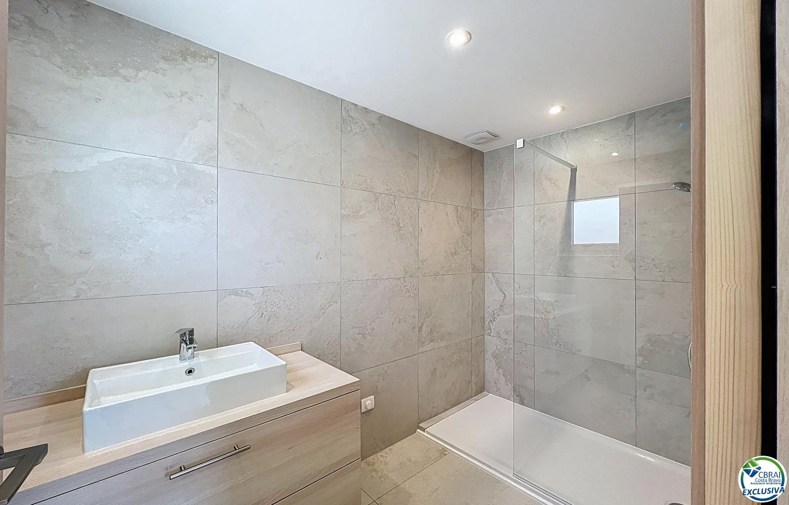 Renovated house with 5 bedrooms and tourist license in Empuriabrava, Peni area. - Ref. CBR6475 - photo 25