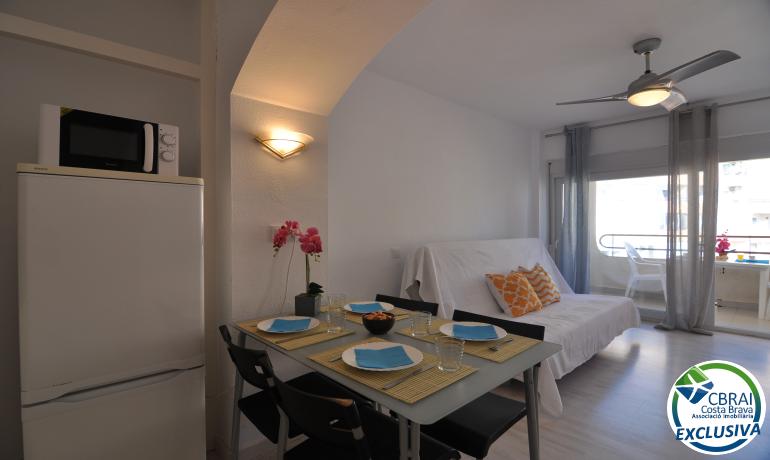 Renovated studio with community pools, garden and parking