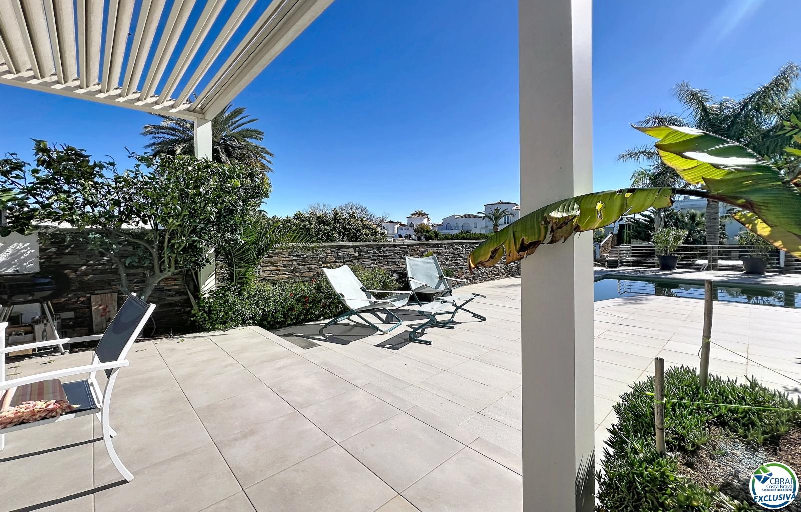 Renovated house in the south, featuring a pool and access to a wide canal in Empuriabrava. - Llobregat - Ref. CBR6415 - photo 12