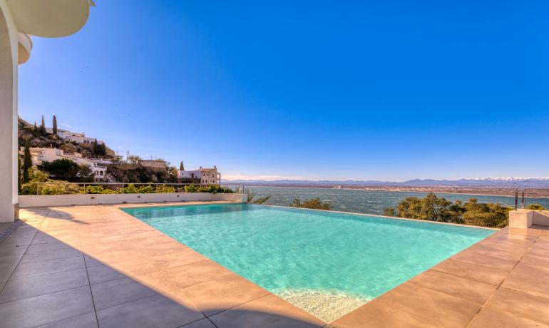 Belle maison avec piscine à débordement et des vues spectaculaires sur la baie de Roses