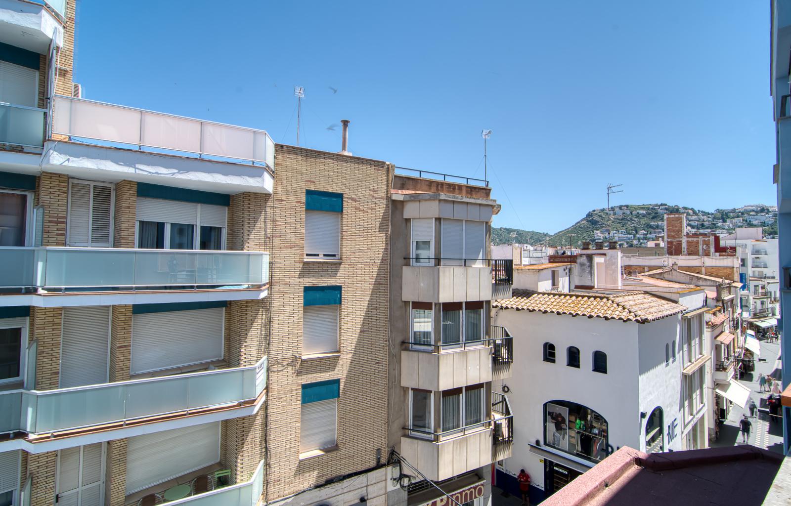 Would you like to live on one of the streets with the most history and character in Roses—practically right by the water—and enjoy the authentic Mediterranean essence every day? - Centre - Ref. CBR6537 - photo 32