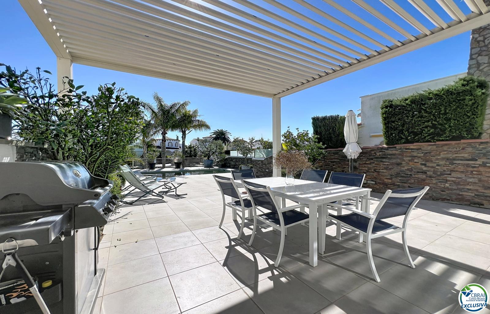 Renovated house in the south, featuring a pool and access to a wide canal in Empuriabrava. - Llobregat - Ref. CBR6415 - photo 9