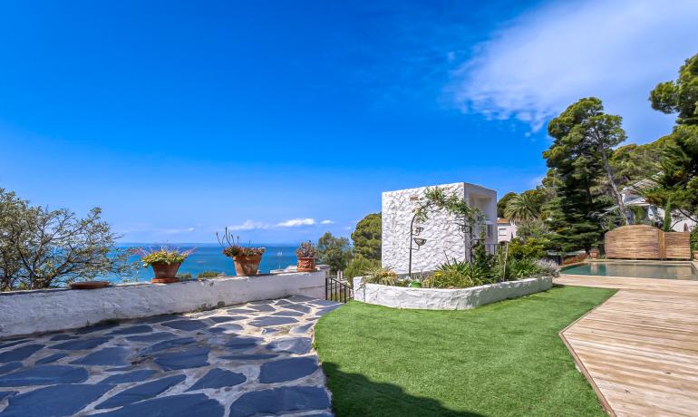 Impressive villa on the second line of the sea in Almadrava