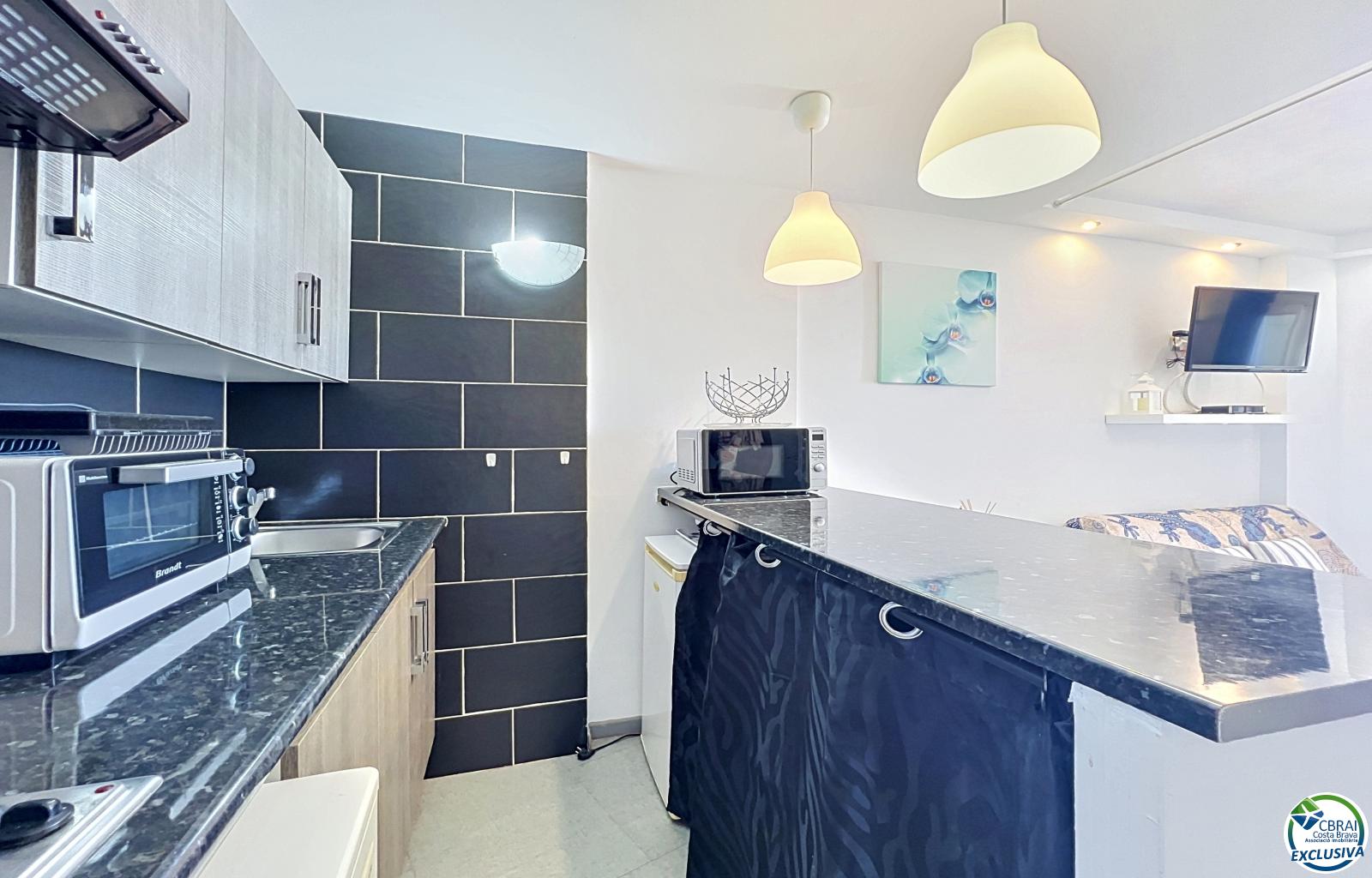 Renovated apartment with sea views on the beachfront in Empuriabrava. - Muga - Ref. CBR6640 - photo 18