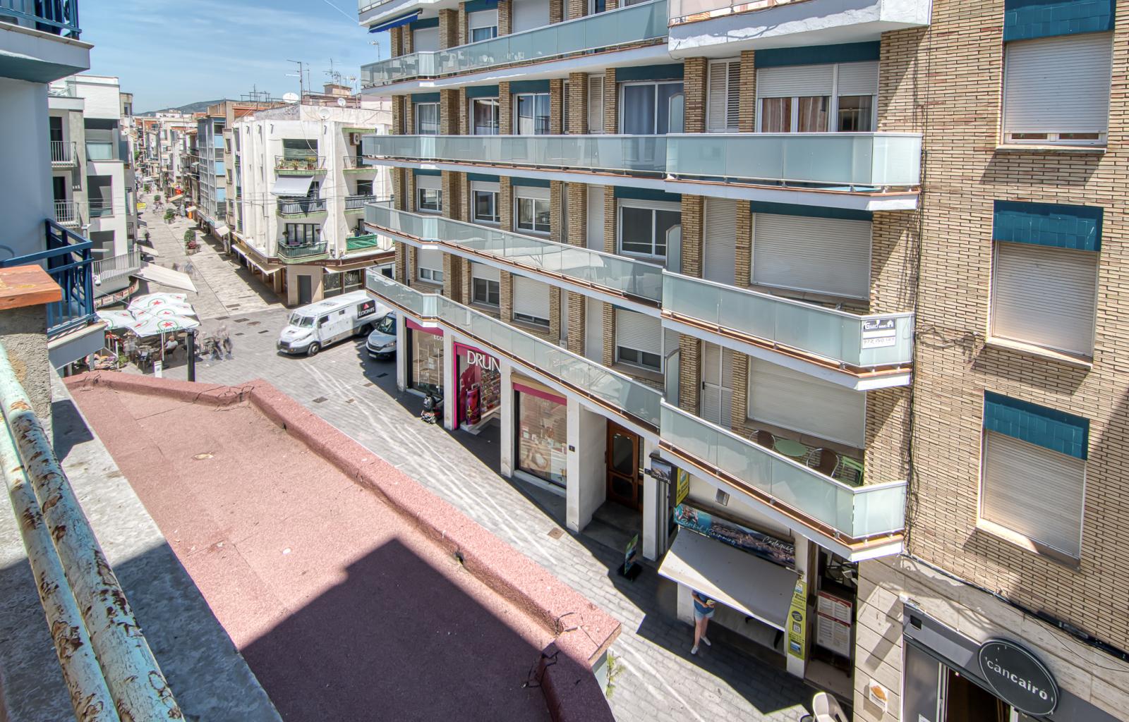 Would you like to live on one of the streets with the most history and character in Roses—practically right by the water—and enjoy the authentic Mediterranean essence every day? - Centre - Ref. CBR6537 - photo 31
