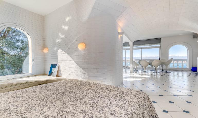 Beautiful house with infinity pool and spectacular views over the Bay of Roses