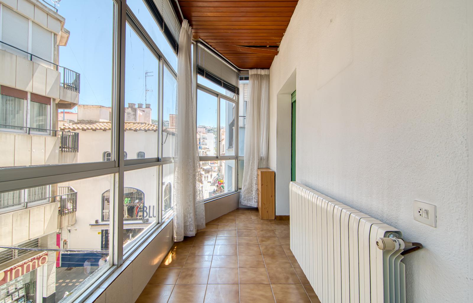 Would you like to live on one of the streets with the most history and character in Roses—practically right by the water—and enjoy the authentic Mediterranean essence every day? - Centre - Ref. CBR6537 - photo 5