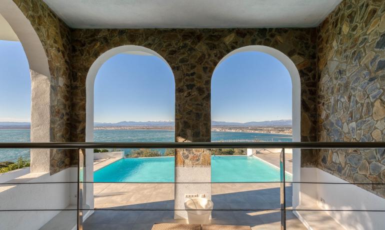 Beautiful house with infinity pool and spectacular views over the Bay of Roses