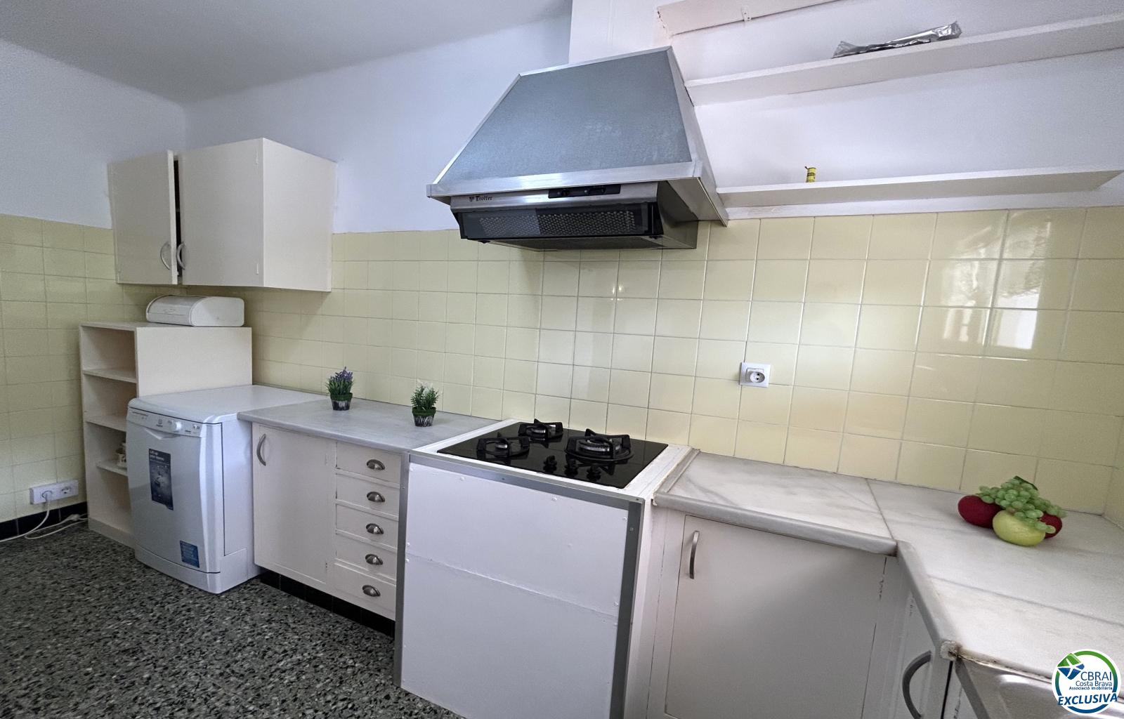 House in Llançà with a tourist license, sea views, and just a few meters from the beach. - Grifeu - Ref. CBR6637 - photo 34