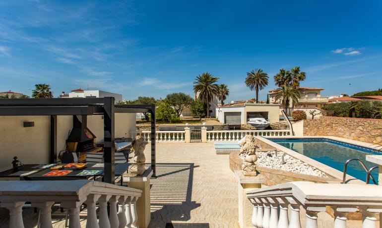 Villa Méditerranéenne de Charme Rustique avec Amarrage Privé de 12.50 m à Empuriabrava