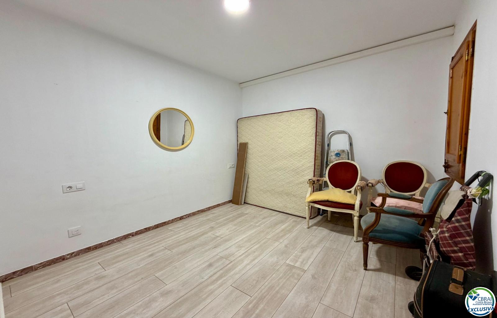For sale renovated 2-bedroom apartment in the center of Roses, 50m from the sea - Centre - Ref. CBR6411 - photo 10