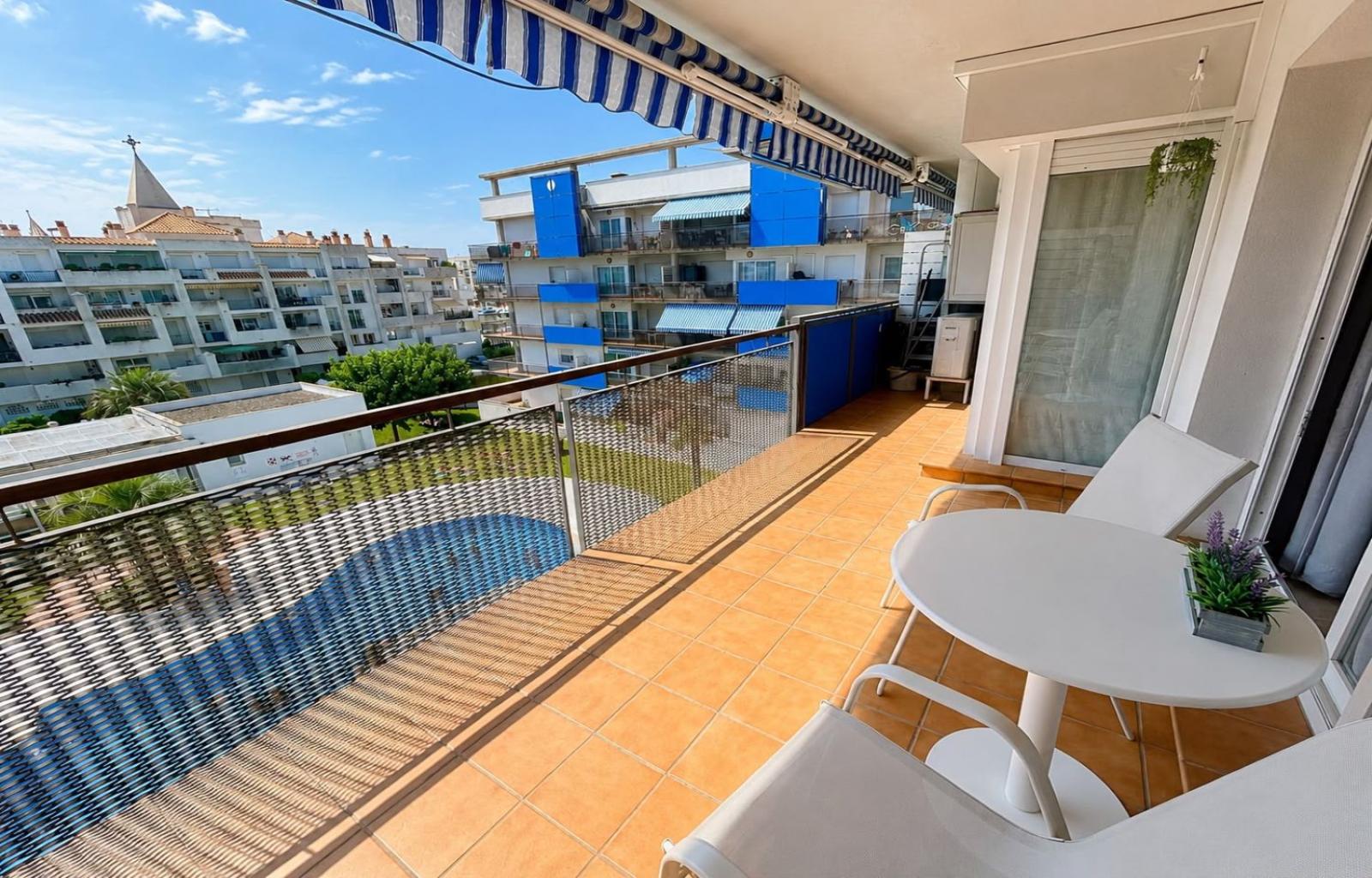Appartement avec piscine, terrasse spacieuse et parking à Santa Margarida (Roses)