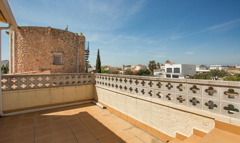 Villa Mediterránea con Encanto Rústico y Amarre Privado de 12.50 m en Empuriabrava