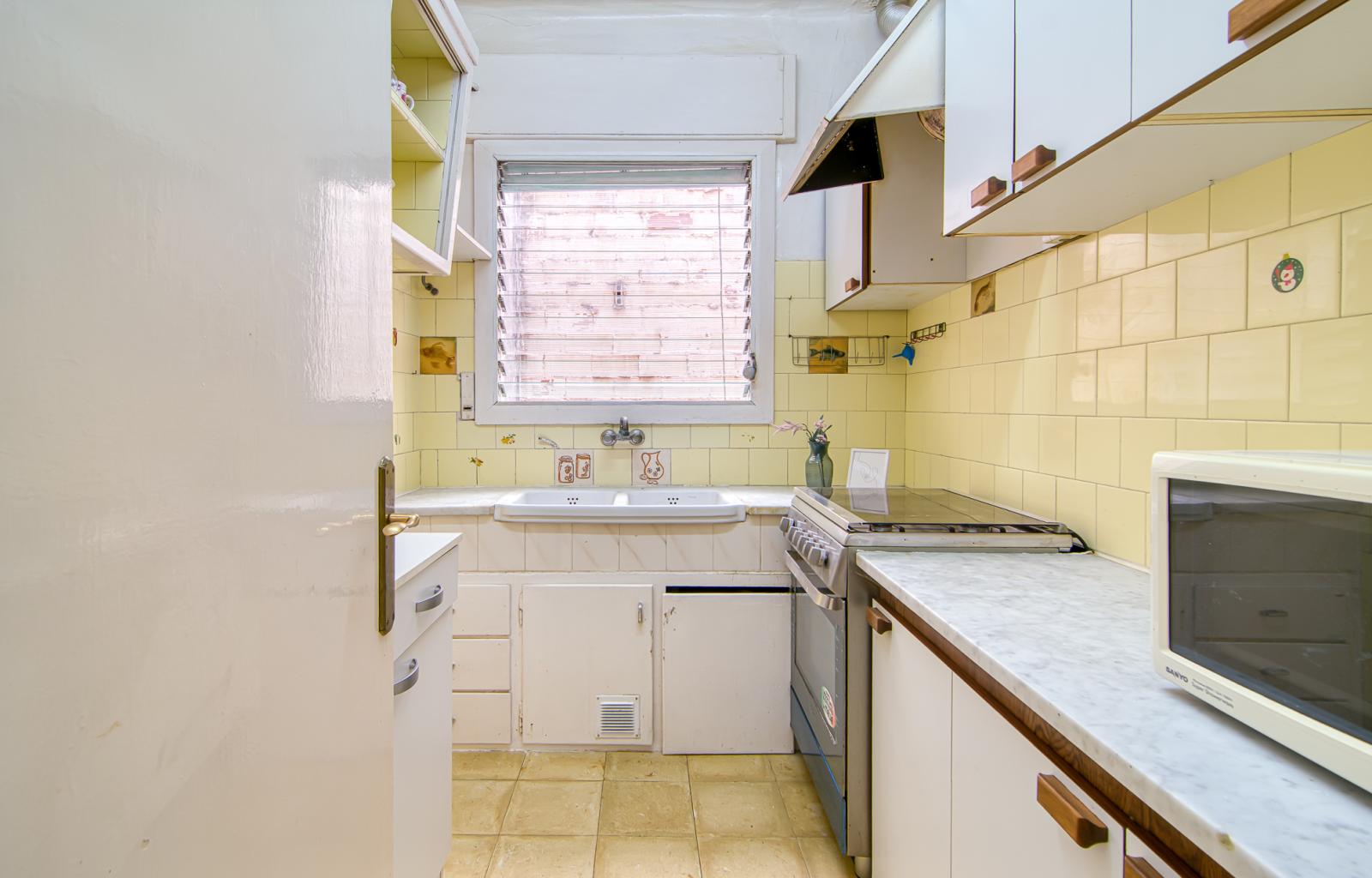 Would you like to live on one of the streets with the most history and character in Roses—practically right by the water—and enjoy the authentic Mediterranean essence every day? - Centre - Ref. CBR6537 - photo 10