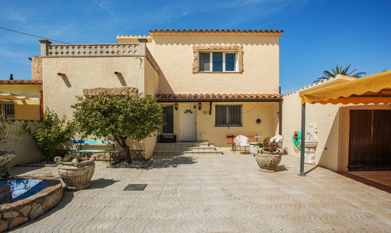 Mediterrane Villa mit Rustikalem Charme und Privatem Liegeplatz 12.50 m in Empuriabrava