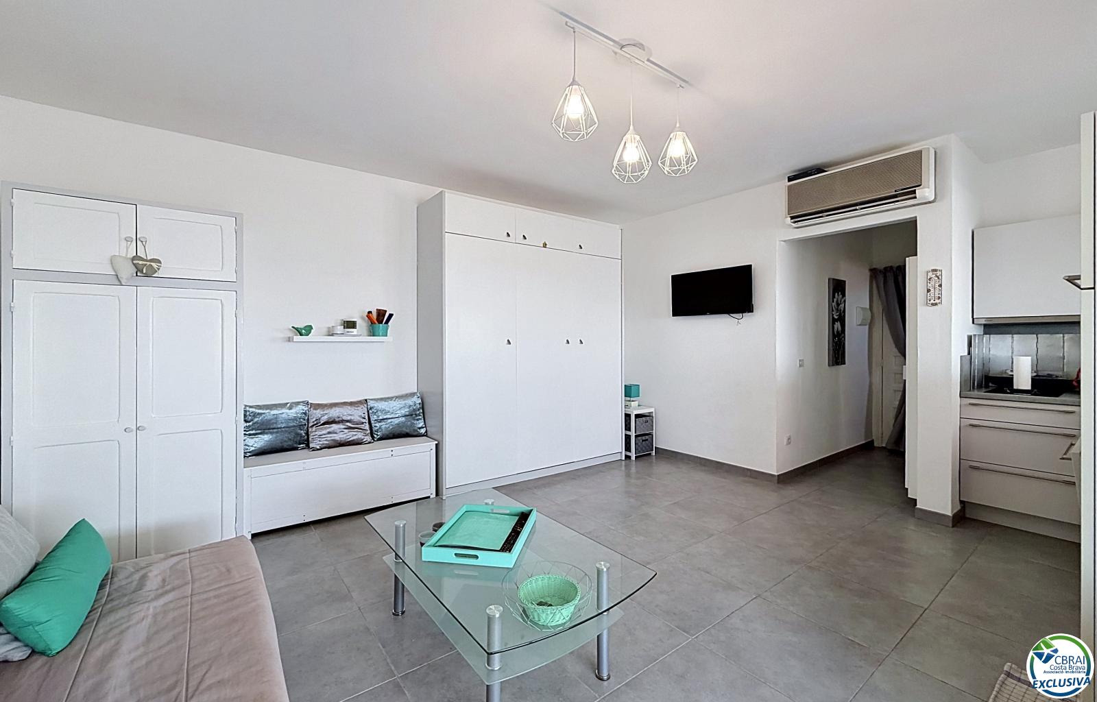 Large renovated studio with a 72 m² terrace, recent veranda, and panoramic views of the Bay of Roses in a residence with a pool and parking - El Cortijo - Ref. CBR6443 - photo 9