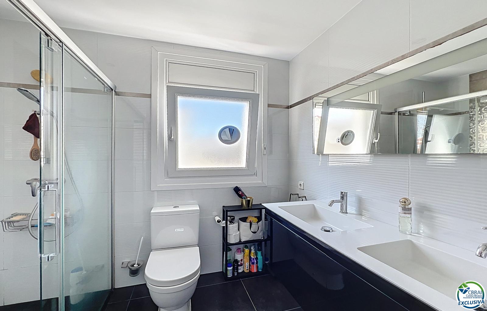 Renovated house in the south, featuring a pool and access to a wide canal in Empuriabrava. - Llobregat - Ref. CBR6415 - photo 36