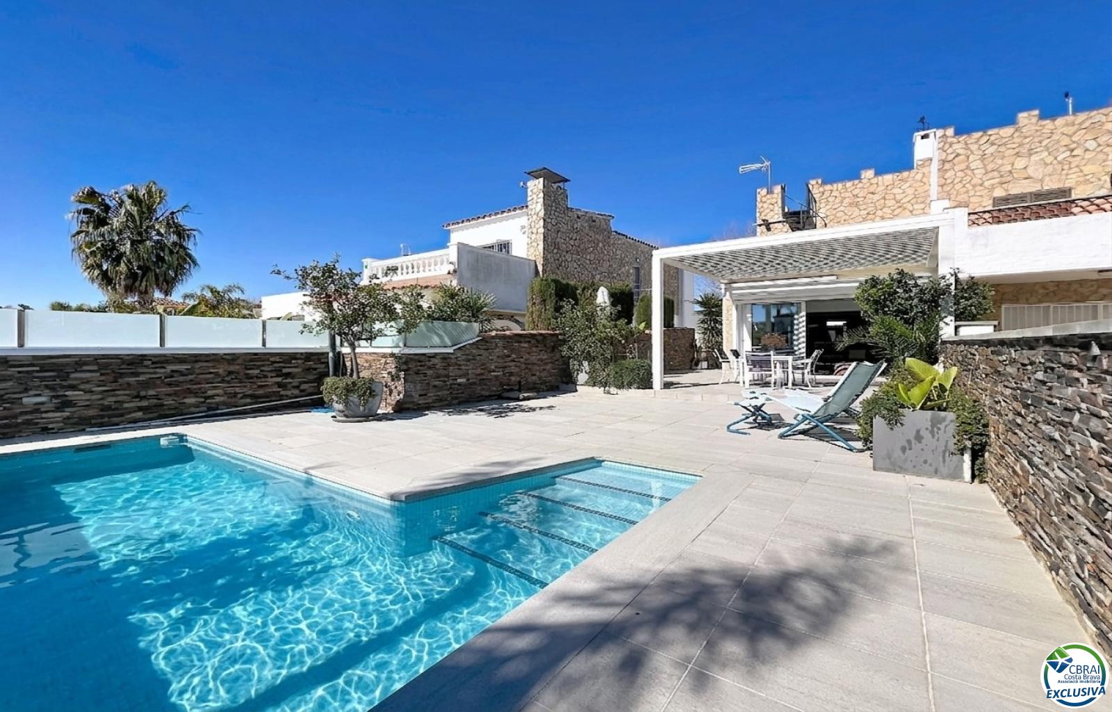 Renovated house in the south, featuring a pool and access to a wide canal in Empuriabrava. - Llobregat - Ref. CBR6415 - photo 3