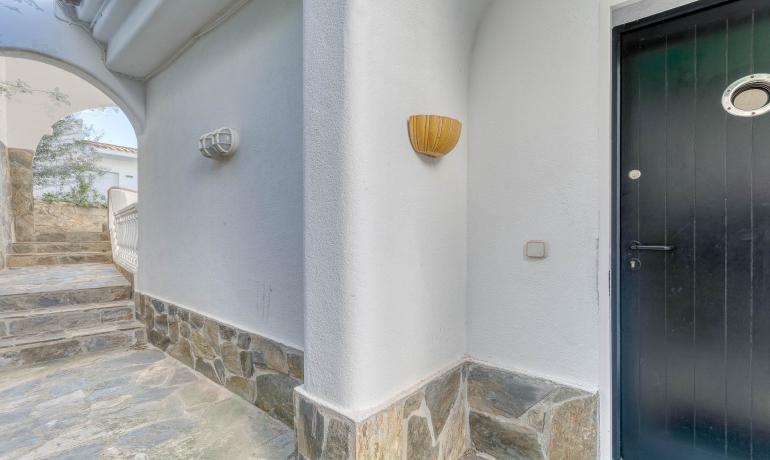 Beautiful house with infinity pool and spectacular views over the Bay of Roses