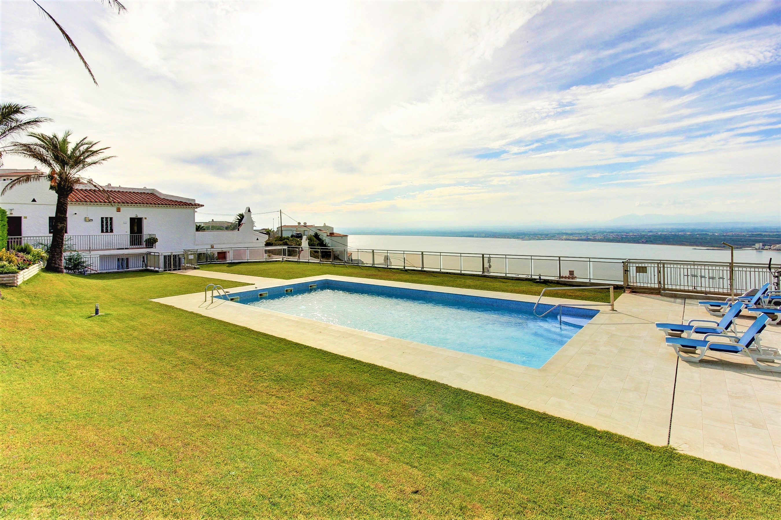 Semi-detached house with panoramic sea views