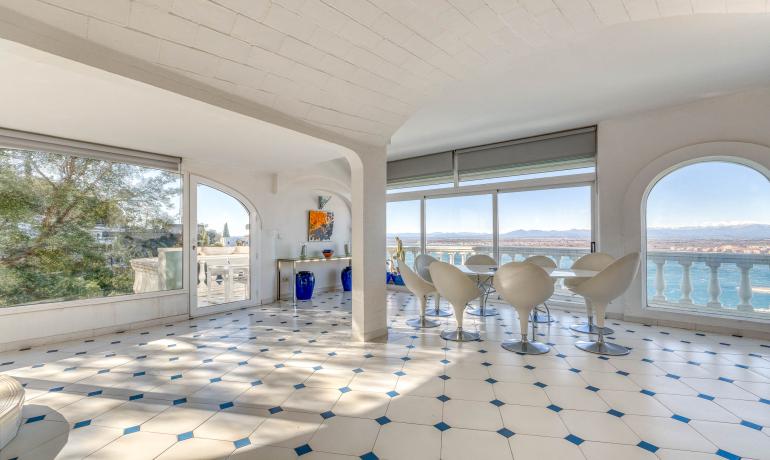 Beautiful house with infinity pool and spectacular views over the Bay of Roses