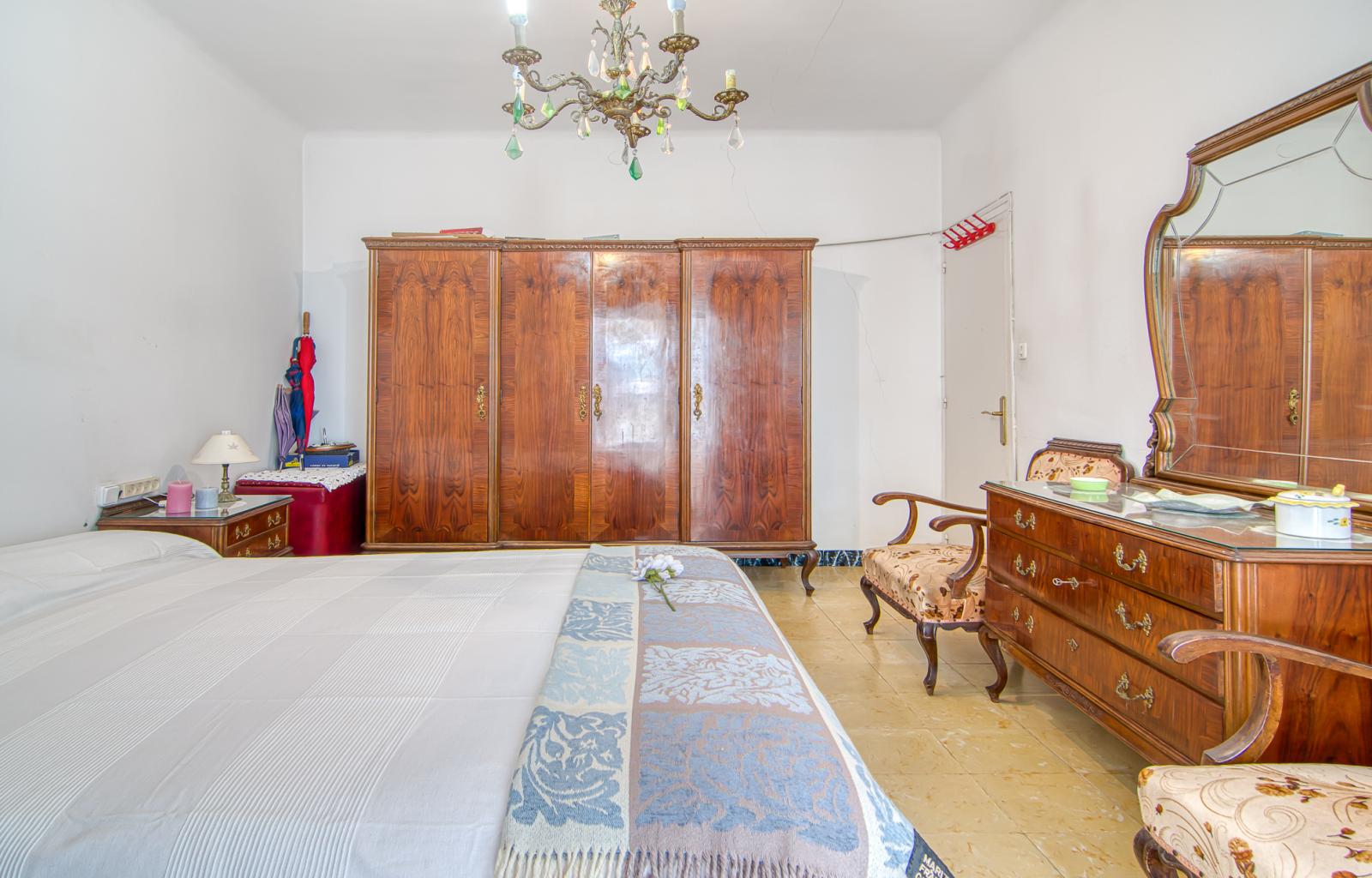 Would you like to live on one of the streets with the most history and character in Roses—practically right by the water—and enjoy the authentic Mediterranean essence every day? - Centre - Ref. CBR6537 - photo 18