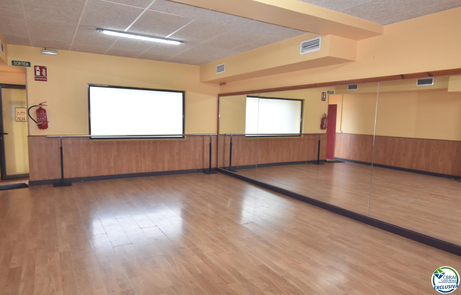 Commercial premises for sale at the entrance of Mas Matas.