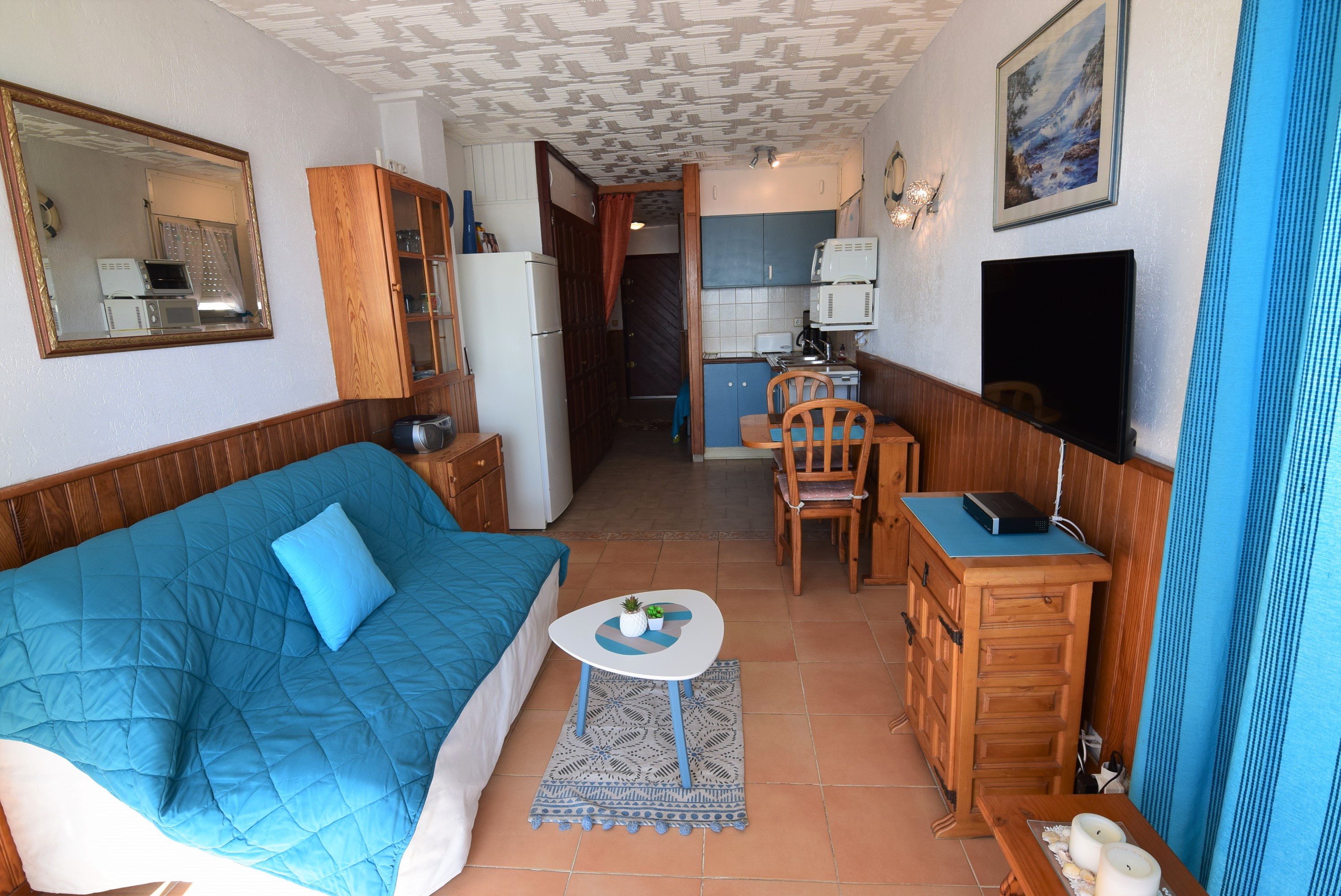 Empuriabrava, en venda, ampli estudi lluminós amb zona de dormitori independent, vistes al mar i al riu muga
