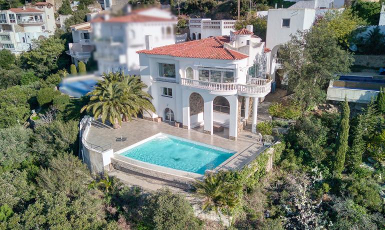 Preciosa casa amb piscina infinita i vistes espectaculars sobre la Badia de Roses