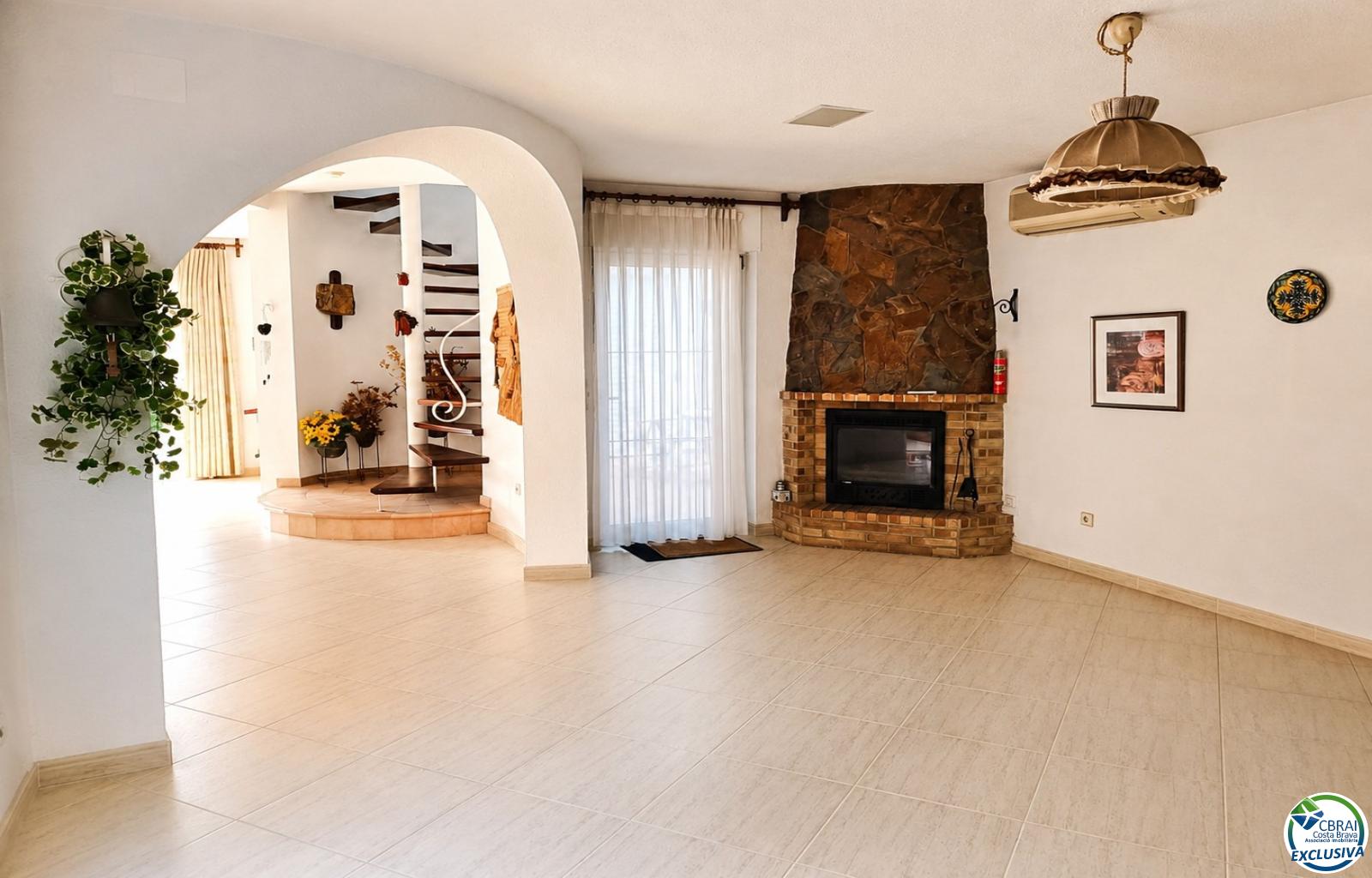 Villa de caractère, terrain de 500 m² et amarrage privé à Empuriabrava - Ebre - Ref. CBR6631 - photo 17