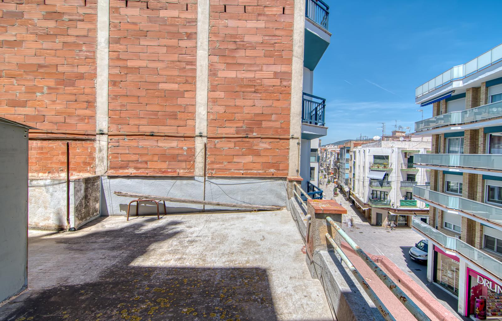 Would you like to live on one of the streets with the most history and character in Roses—practically right by the water—and enjoy the authentic Mediterranean essence every day? - Centre - Ref. CBR6537 - photo 28