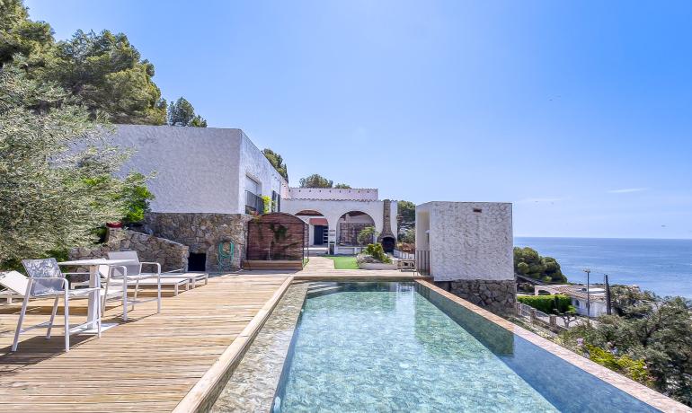 Impressive villa on the second line of the sea in Almadrava