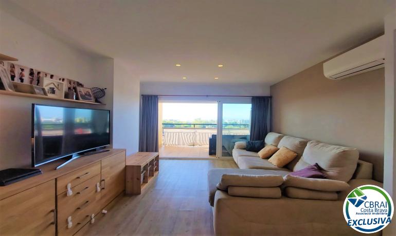 Apartment in a quiet area with impressive views of the Bay of Roses