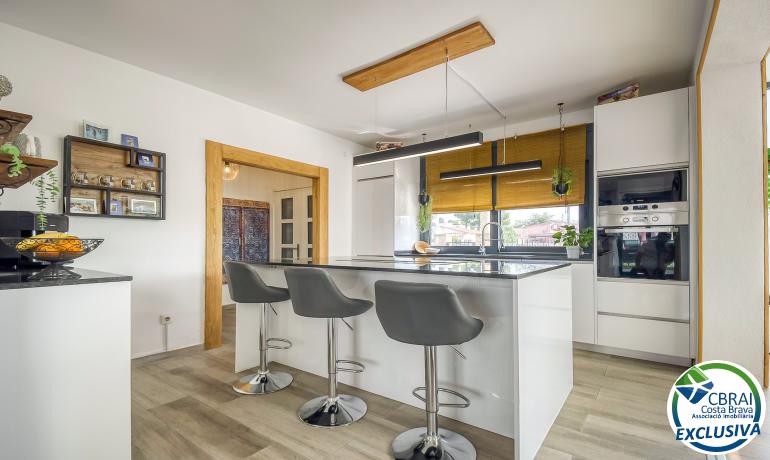 Preciosa casa reformada en el centro de Empuriabrava