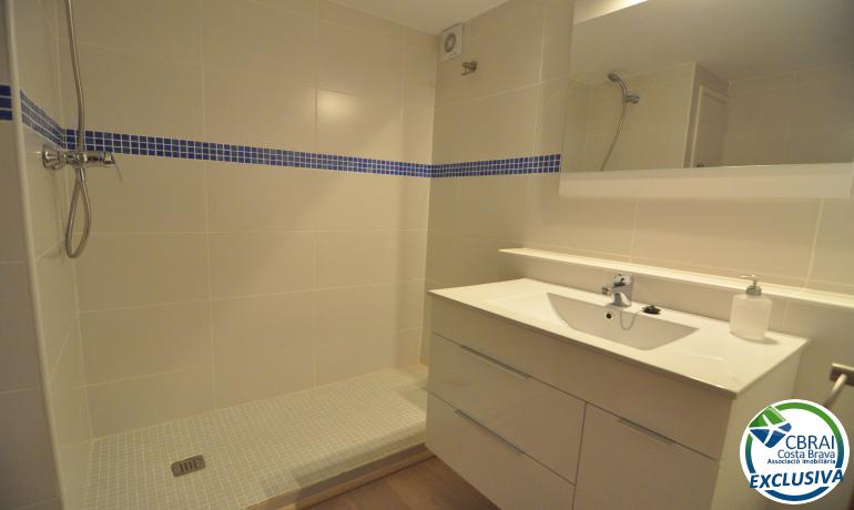 Renovated studio with community pools, garden and parking