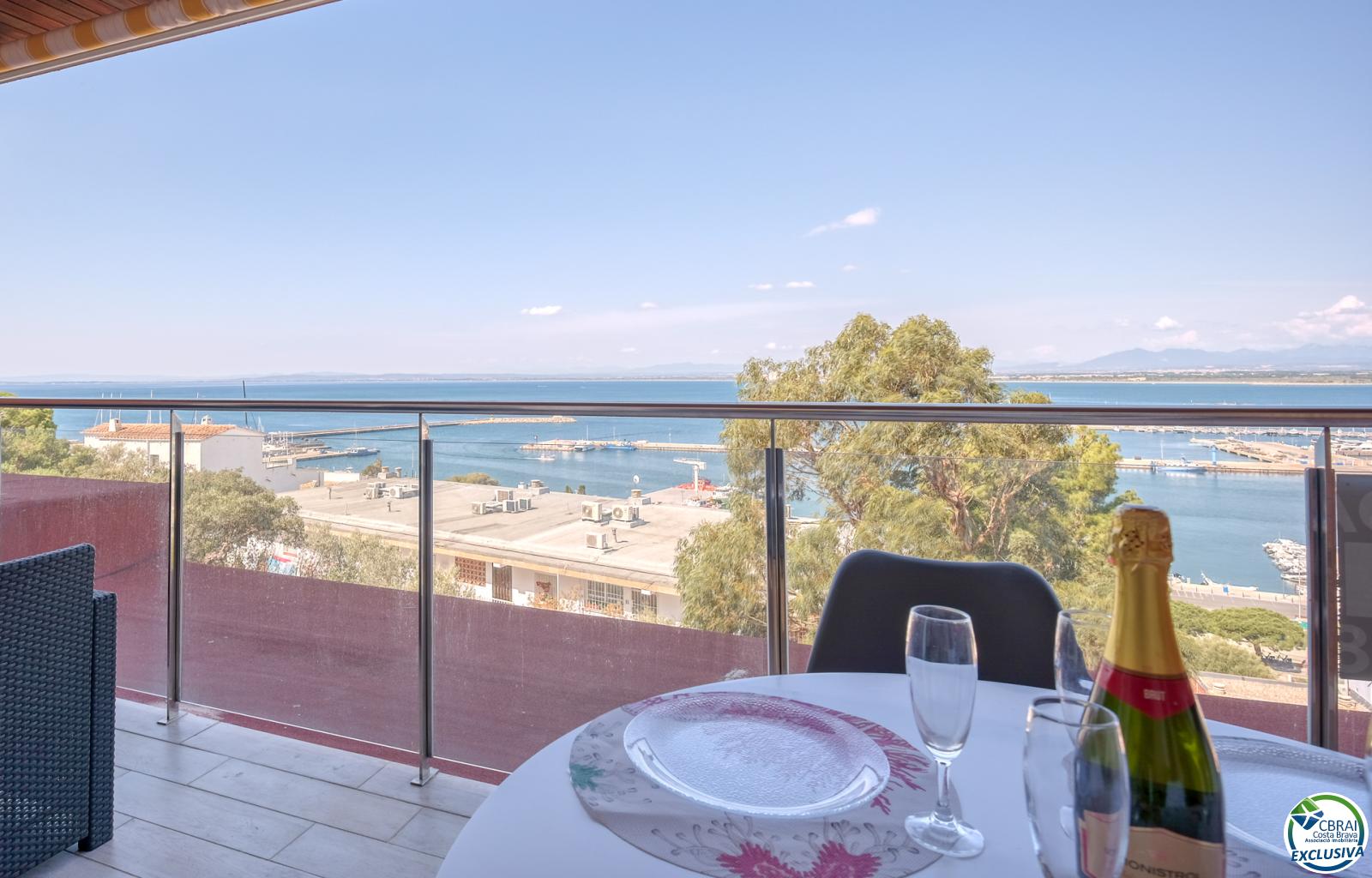 Apartment in the port area of Roses with stunning sea views