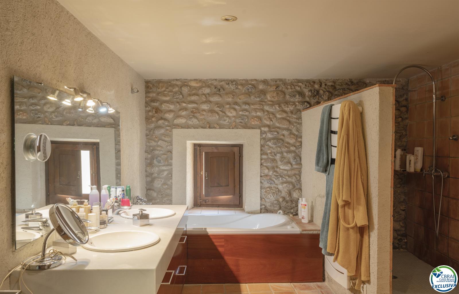 Exclusive Historic Estate in Alt Empordà with 7 Residences, Rural Tourism Licence and Established Profitability - Casc urbà - Ref. CBR6515 - photo 14
