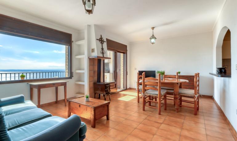 Charming apartment for sale in the sought-after area of Puigrom in Roses, with stunning views of the sea and the port.