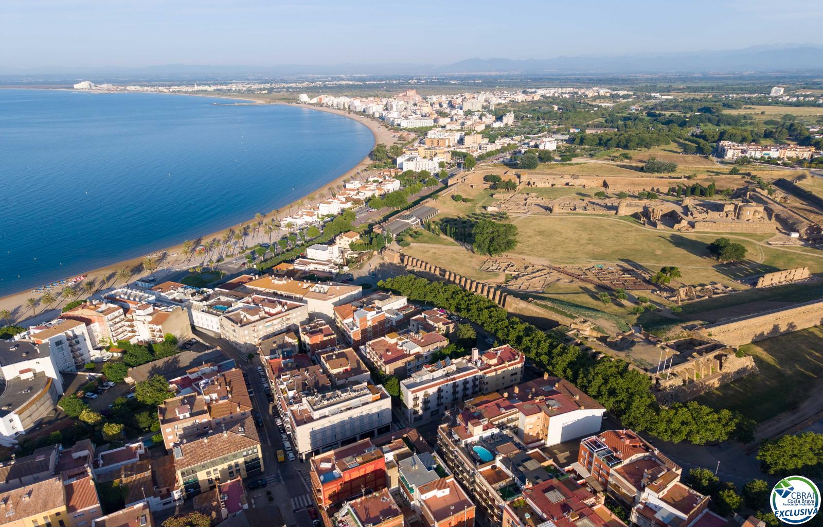 Apartment in the Heart of the Town Centre, Just 250 Metres from the Beach. - Ref. CBR6529 - photo 4