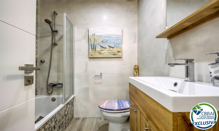 Preciosa casa reformada en el centro de Empuriabrava