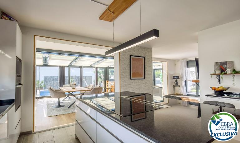 Preciosa casa reformada en el centro de Empuriabrava