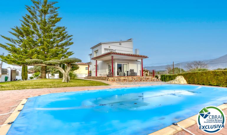 ¡Propiedad de ensueño en Mas Matas, Roses: Casa independiente con amplio terreno y piscina privada!